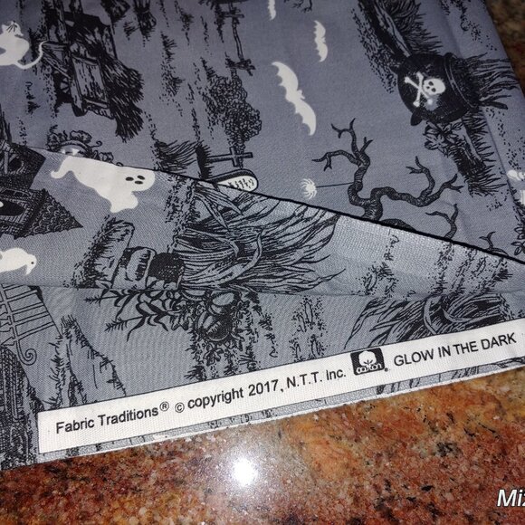 2.9yds Fabric Traditions Glow In The Dark Halloween Cotton Craft Fabric 44"w - Picture 2 of 5